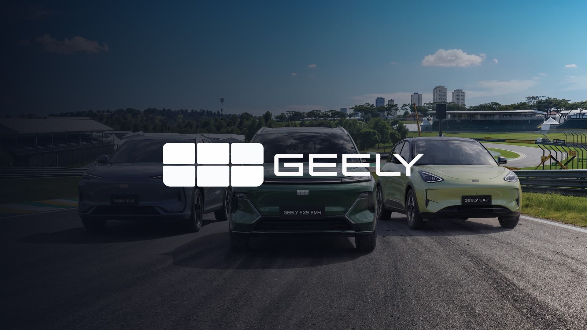 Três SUVs elétricos da Geely num autódromo, com o logotipo da marca sobreposto