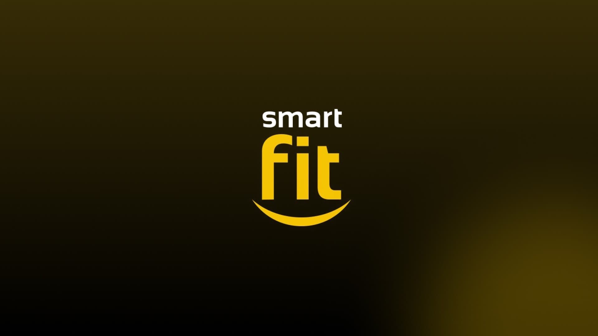 Logotipo da Smart Fit em amarelo sobre um fundo preto esverdeado